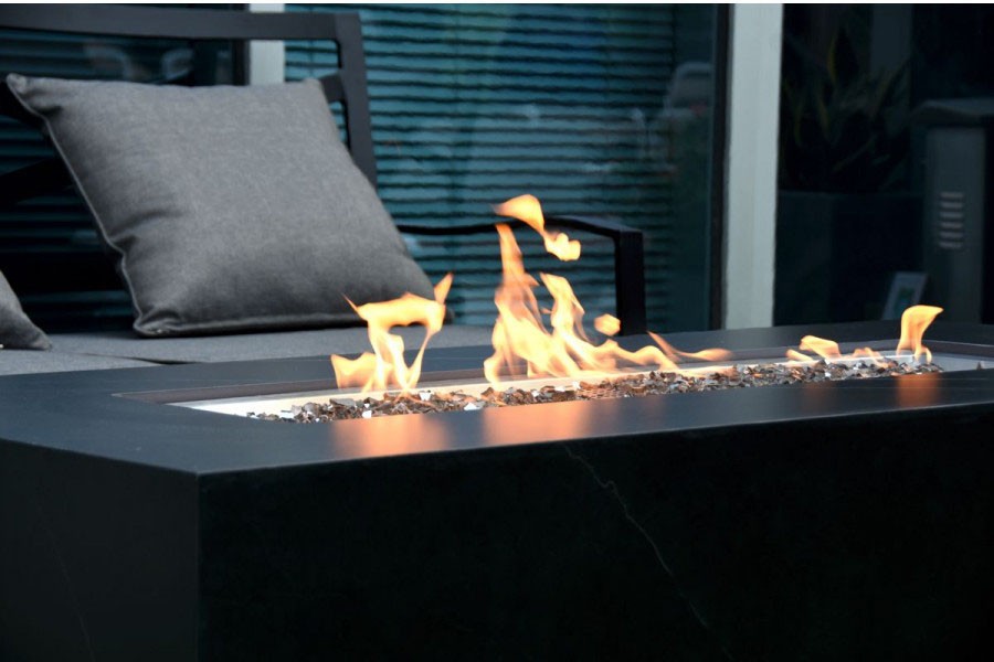 keramiska bord med en gas spis utomhus exteriör