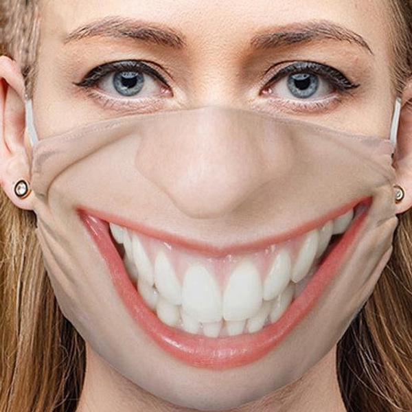 kvinnor ler mask i ansiktet