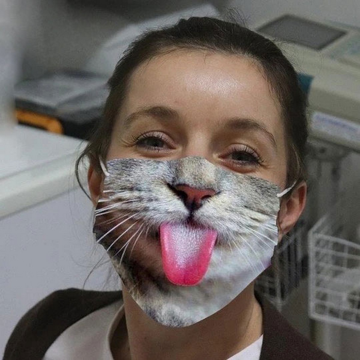 mask i ansiktet kattunge med tungan