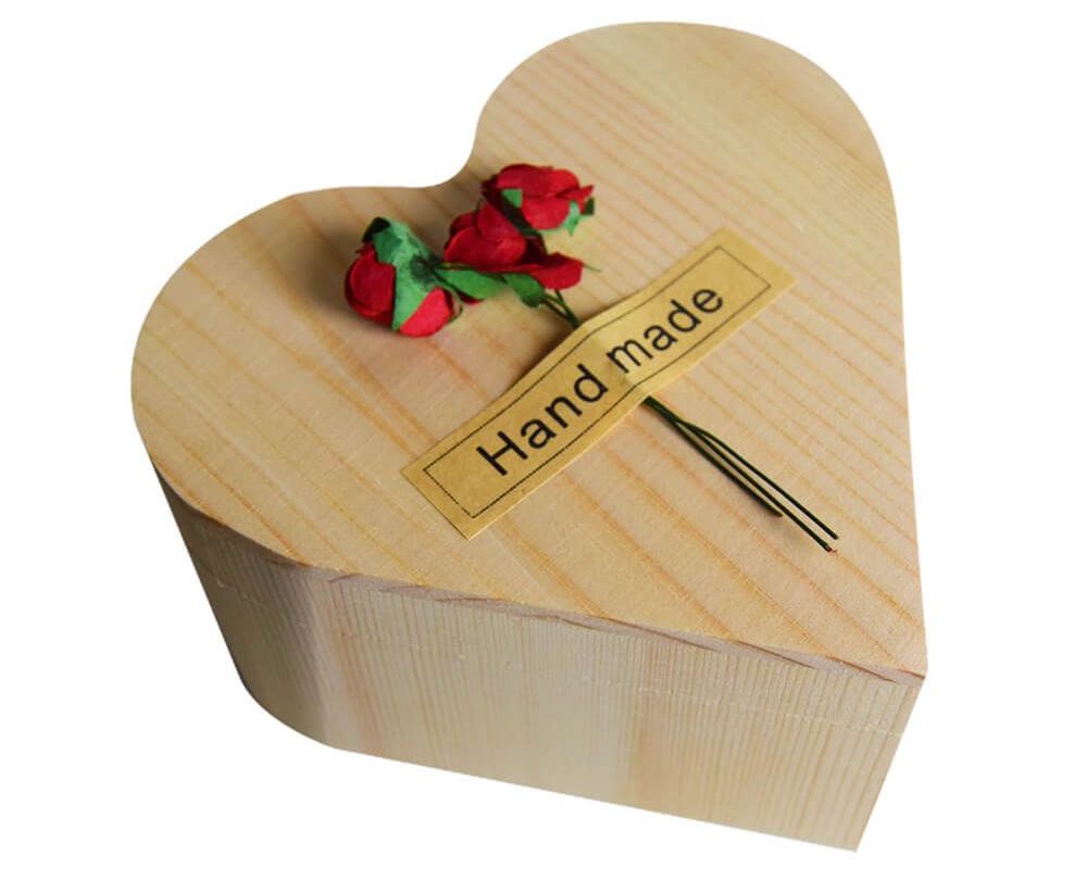 ros i en hjärtformad låda från trä