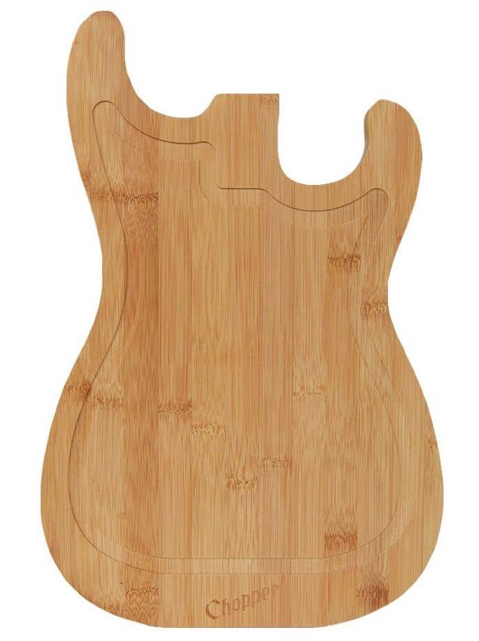 skärbräda av trä i form av en gitarr