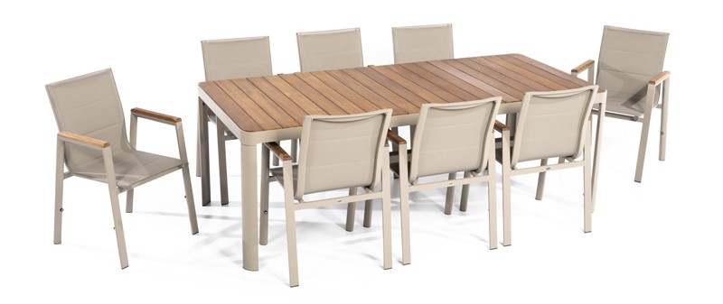 Stort trädgårdsmatbord med stolar i lyxig design.
