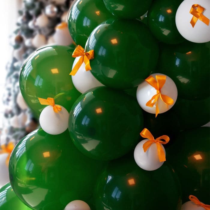 Ballongjulgran​ – uppblåsbar julgran gjord av ballonger