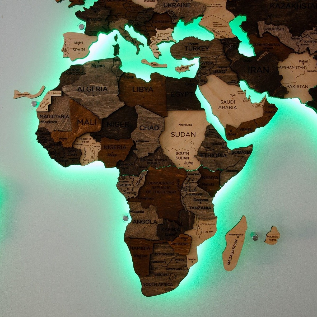 världskartor i trä med LED-bakgrundsbelysning